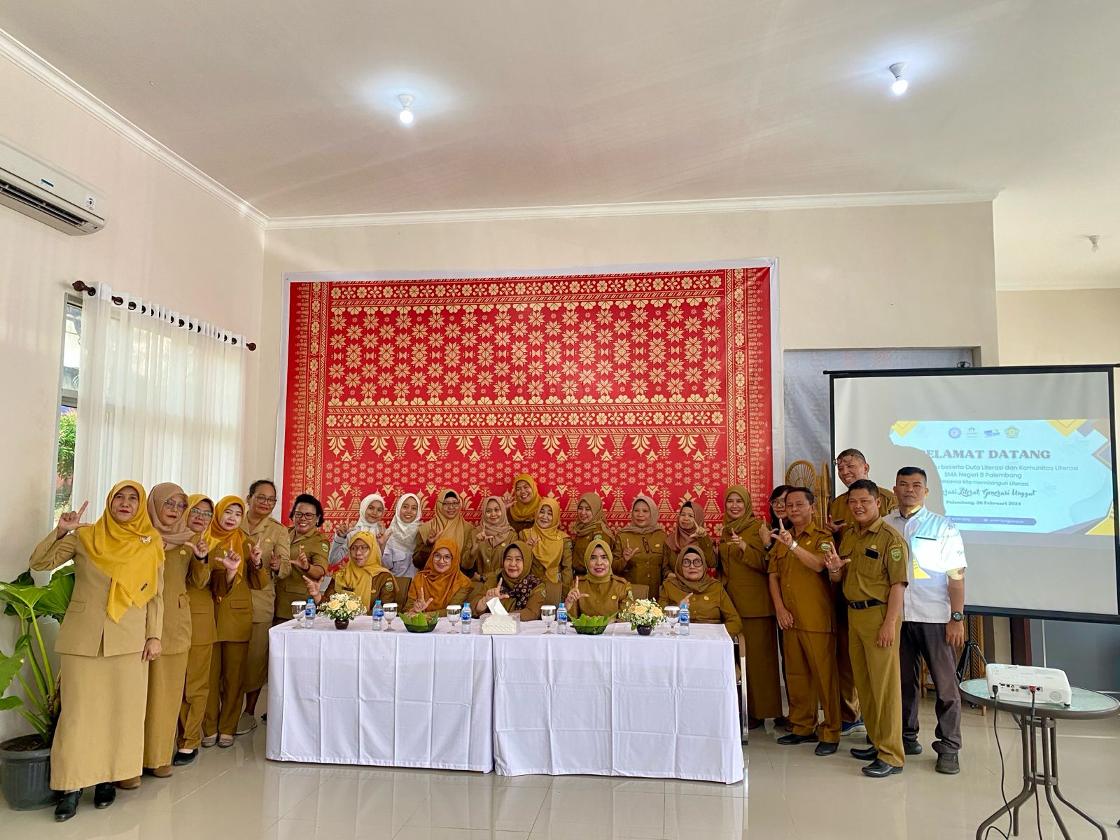 Kunjungan Kepala Sekolah, Guru beserta Duta Literasi dan Komunitas Literasi SMA Negeri 8 Palembang ke SMK Negeri 3 Palembang